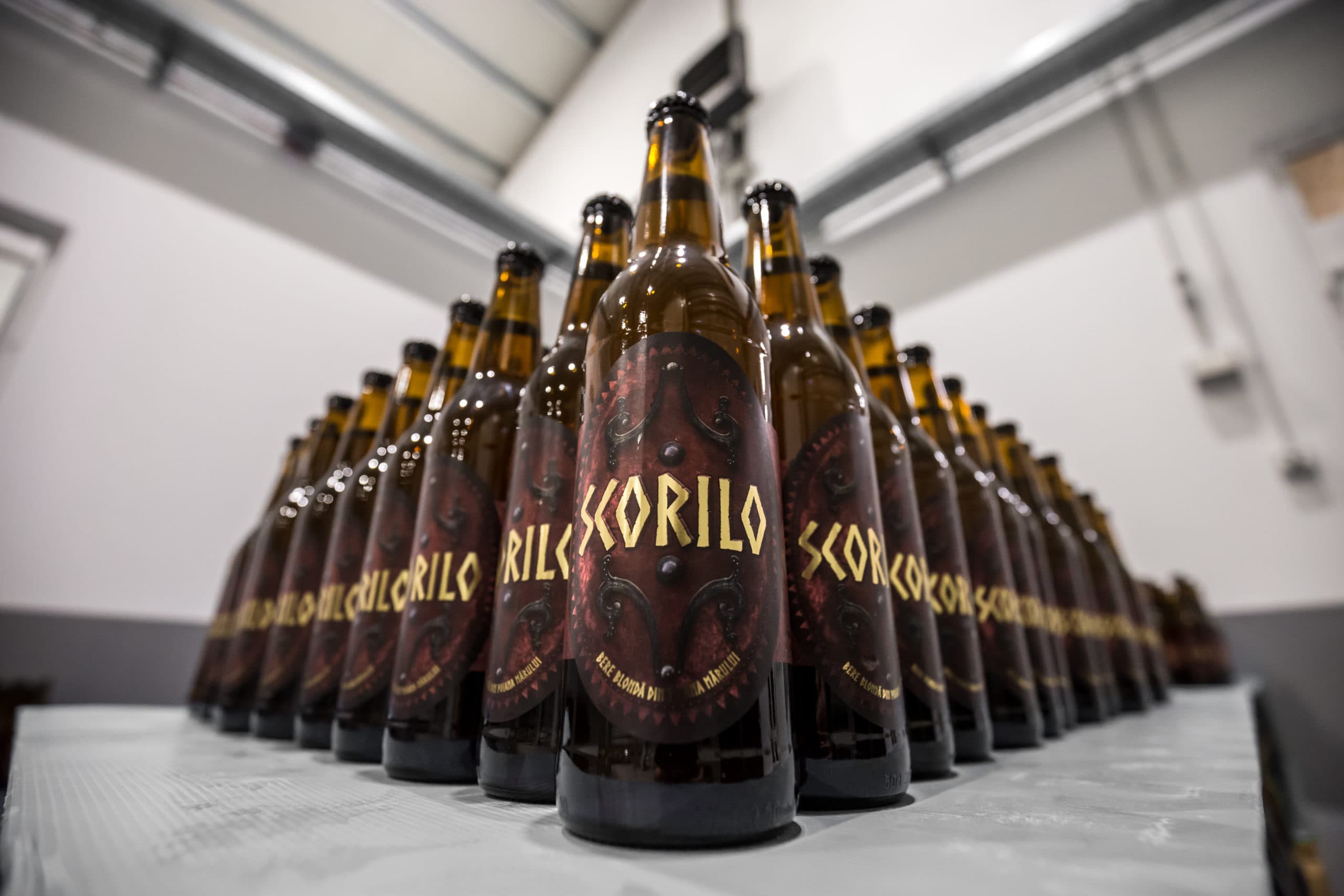 Sticle de bere Scorilo etichetate, aliniate în fabrică