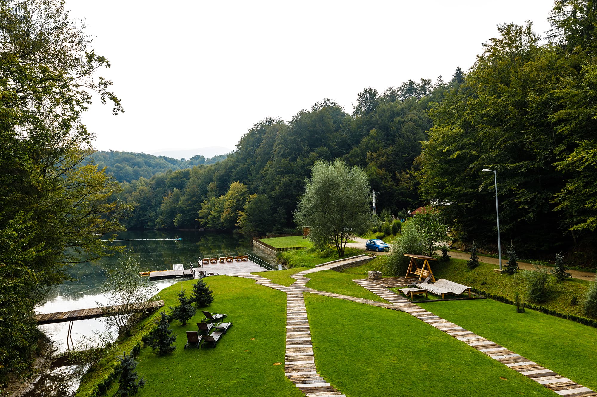 Pensiunea Gasthaus Grindeshti și malul lacului Gozna, la apus