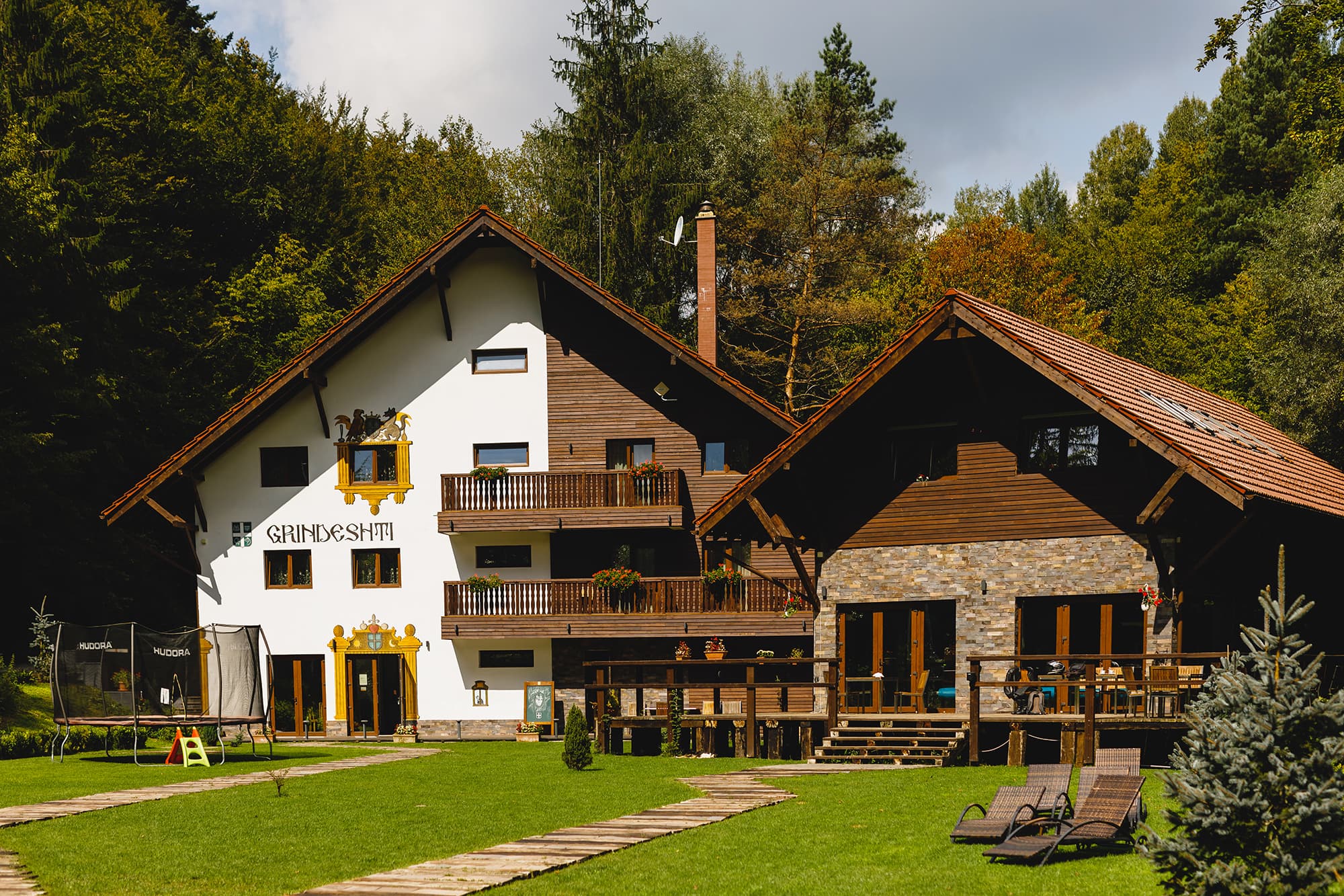 Ansamblul pensiunii Gasthaus Grindeshti văzut de pe gazon