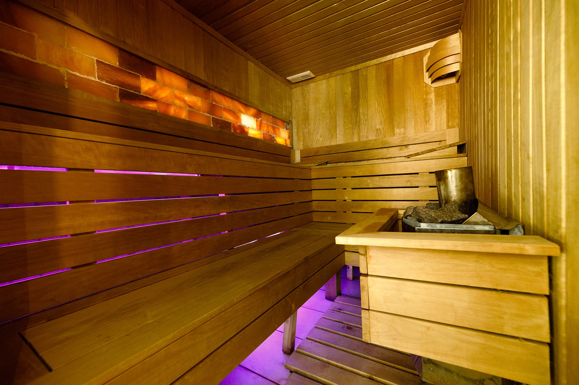 Sauna finlandeză cu lambriuri de lemn și cromoterapie