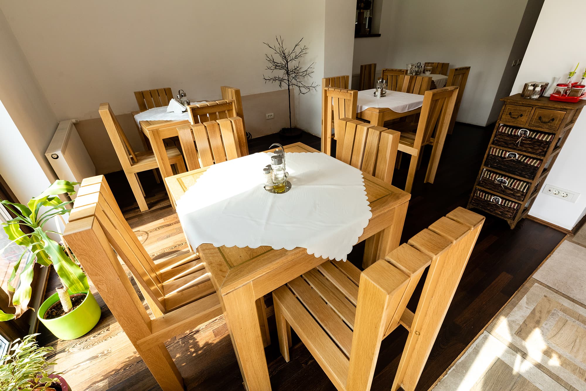 Sala restaurantului cu mese și scaune din lemn masiv